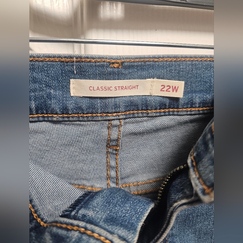 Levi’s Classic Straight Jeans Women’s 22W Light Blue Denim NWT Plus Size - Picture 3 of 12